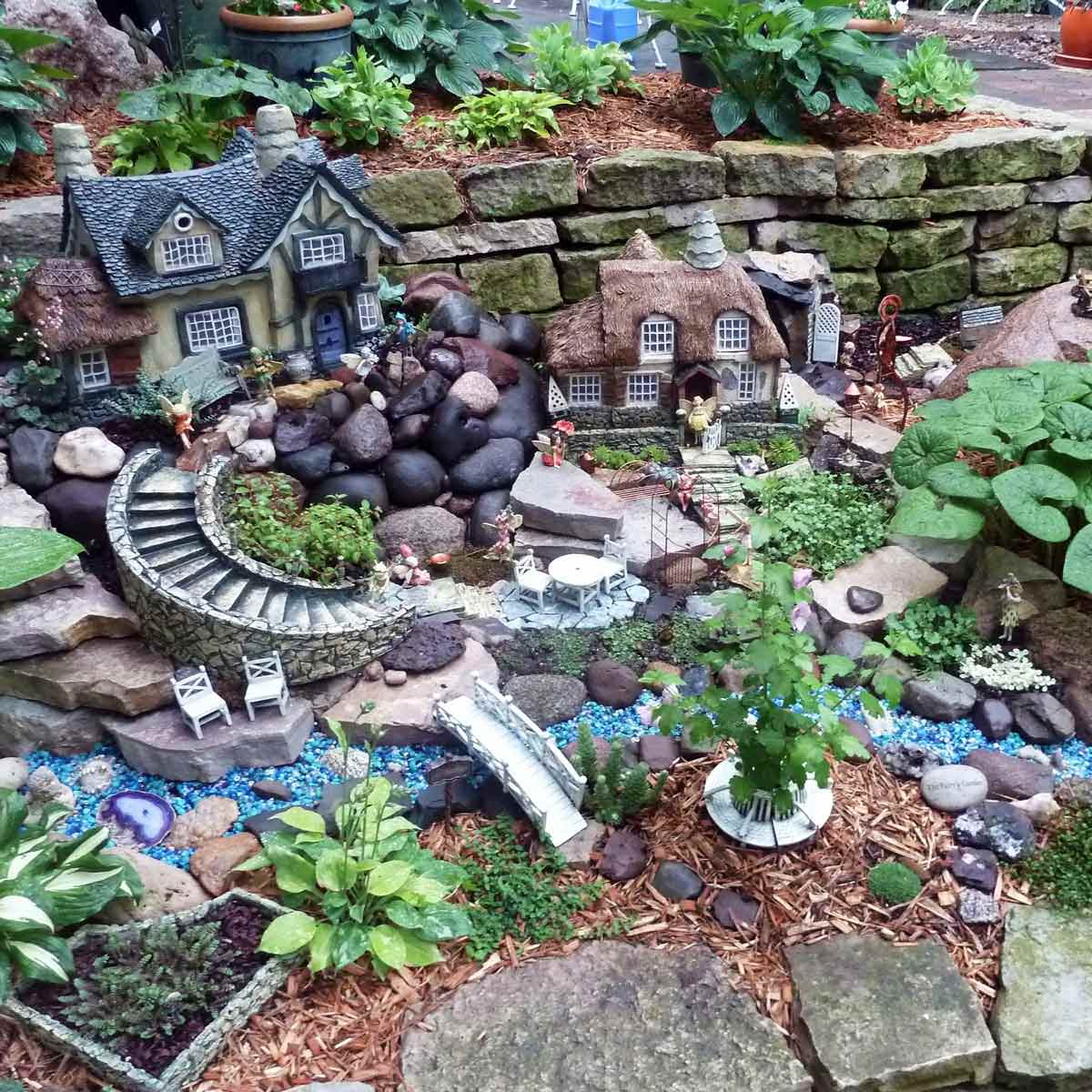 Padurea Neagra  - Pagina 5 2-A-Fairy-Garden-into-a-Retaining-Wall