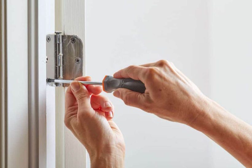 how to stop door hinges from squeaking
