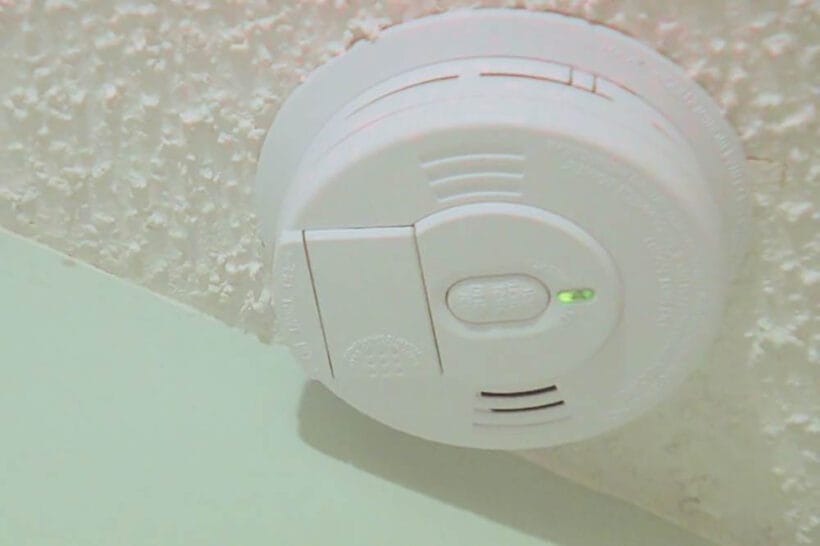 Flashing Green Light on Smoke Detector – What Does It Mean?