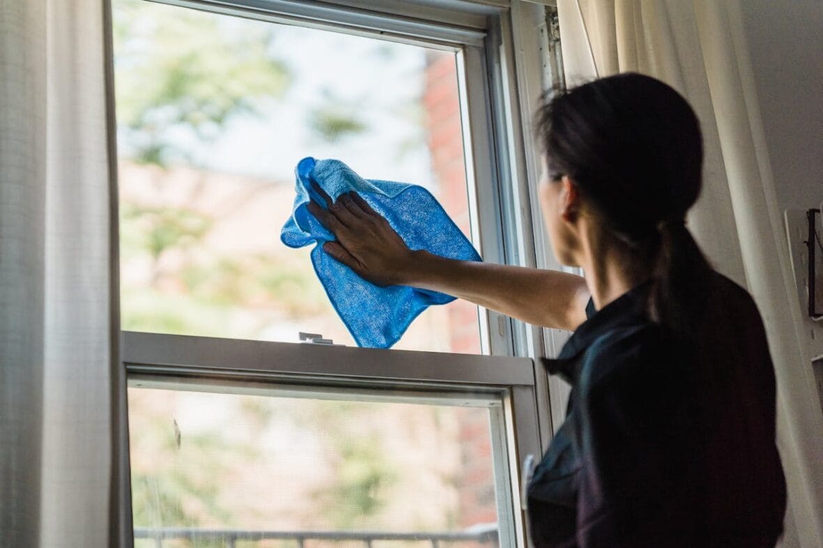 How to Clean Window Screens Easily without a Mess - HOMIVI